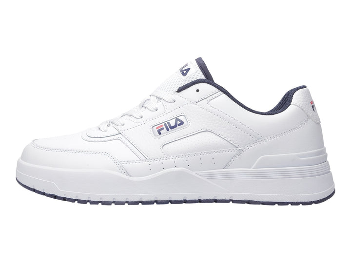Tenis deportivos FILA de color blanco con detalles en azul marino, diseño clásico y suela blanca.