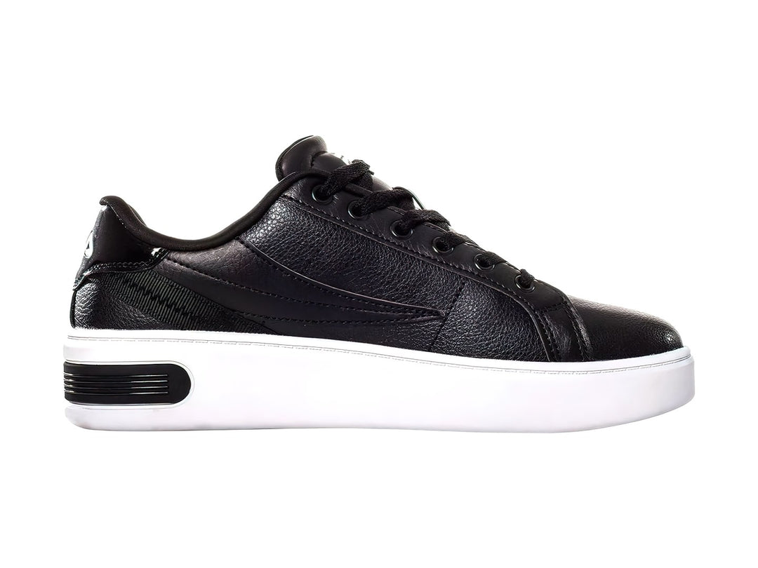 Tenis FILA color negro con suela de plataforma blanca y textura granulada.