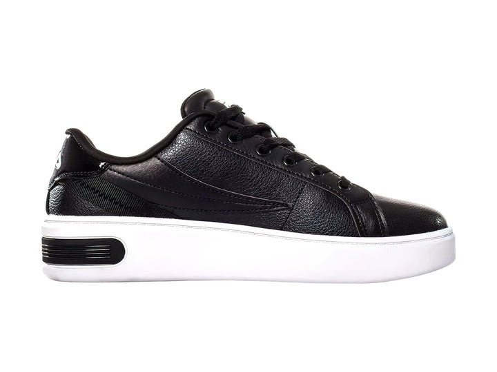 Tenis FILA color negro con suela de plataforma blanca y textura granulada.