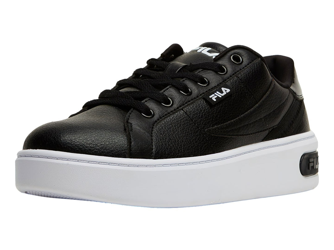 Tenis FILA color negro con suela de plataforma blanca y textura granulada.