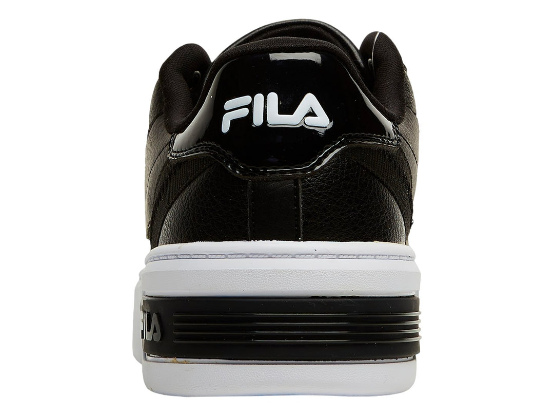 Tenis FILA color negro con suela de plataforma blanca y textura granulada.