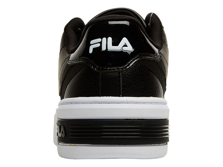 Tenis FILA color negro con suela de plataforma blanca y textura granulada.