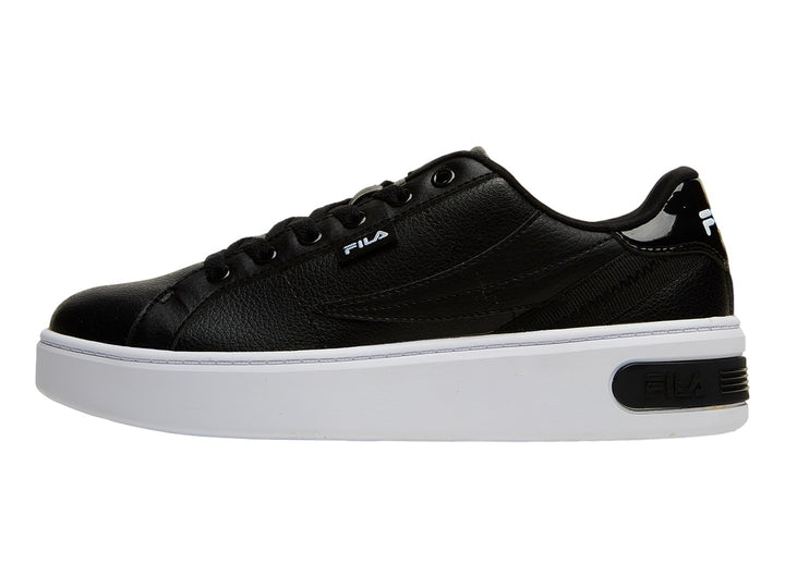 Tenis FILA color negro con suela de plataforma blanca y textura granulada.