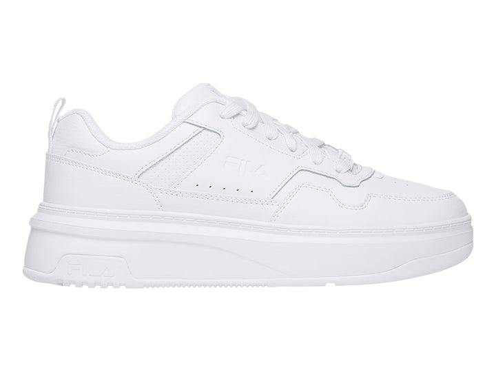 Tenis FILA blancos de plataforma baja con suela gruesa y diseño minimalista.