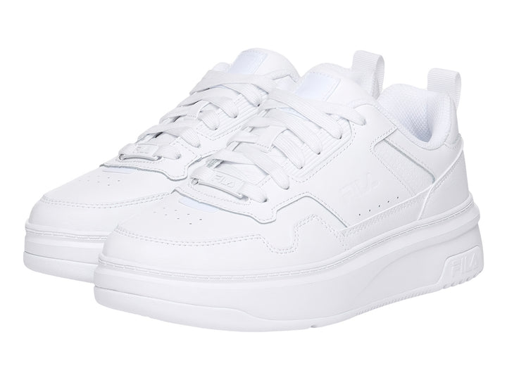 Tenis FILA blancos de plataforma baja con suela gruesa y diseño minimalista.