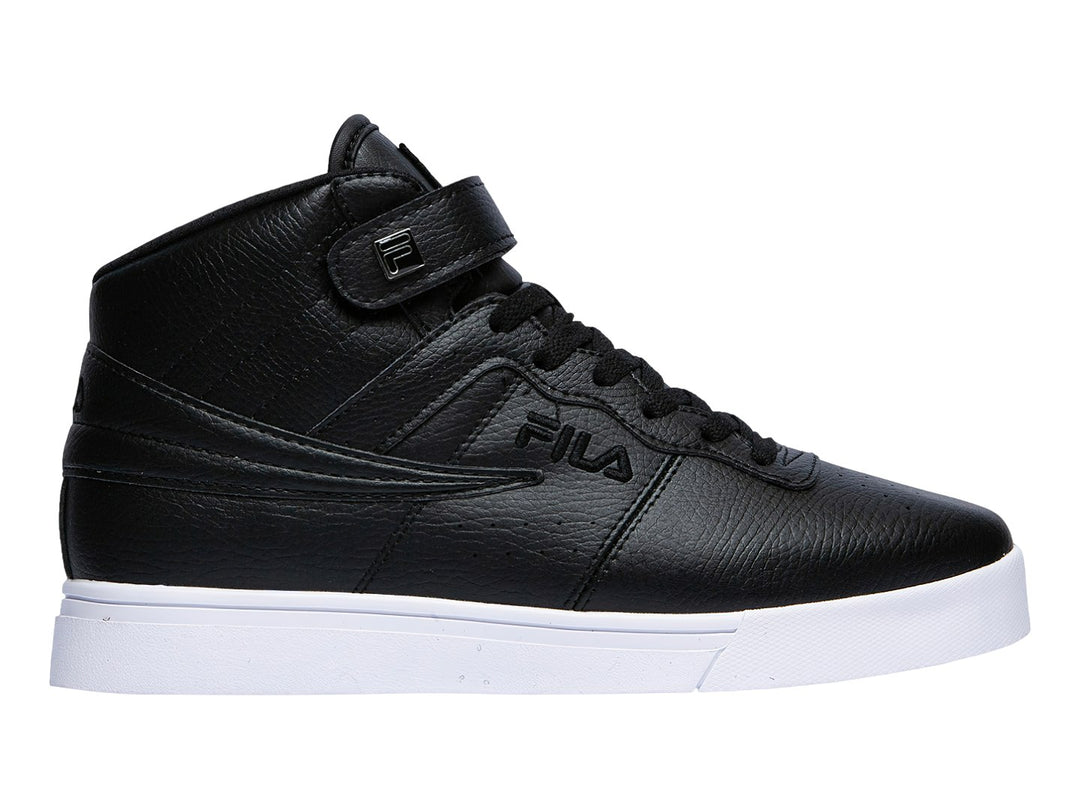 Tenis FILA de bota media en color negro con suela blanca y correa ajustable en el tobillo.