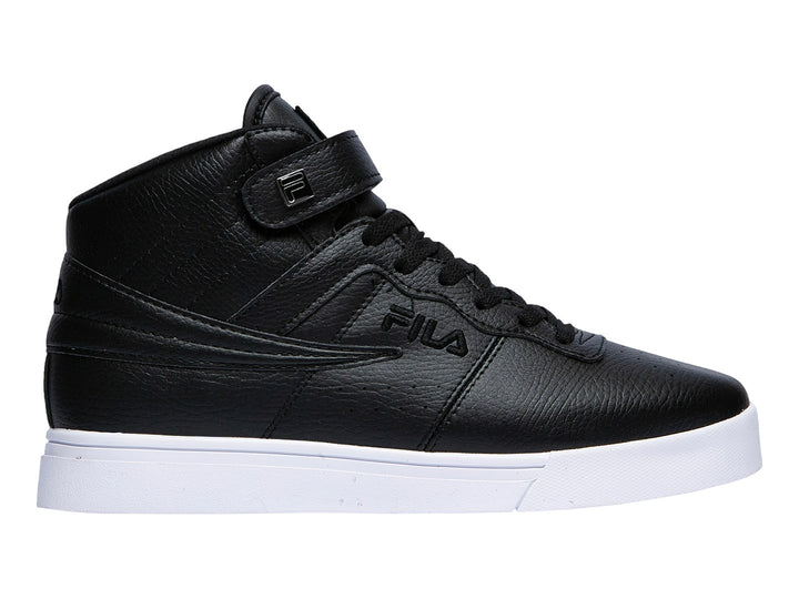 Tenis FILA de bota media en color negro con suela blanca y correa ajustable en el tobillo.
