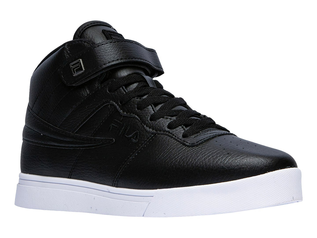 Tenis FILA de bota media en color negro con suela blanca y correa ajustable en el tobillo.