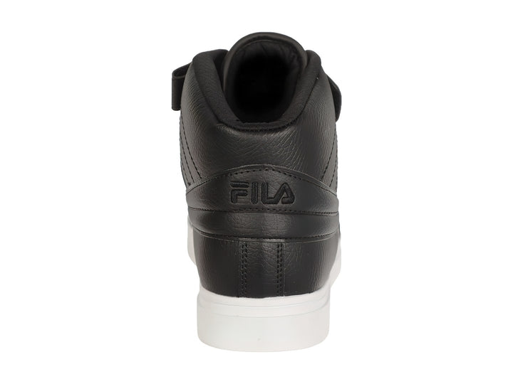 Tenis FILA de bota media en color negro con suela blanca y correa ajustable en el tobillo.