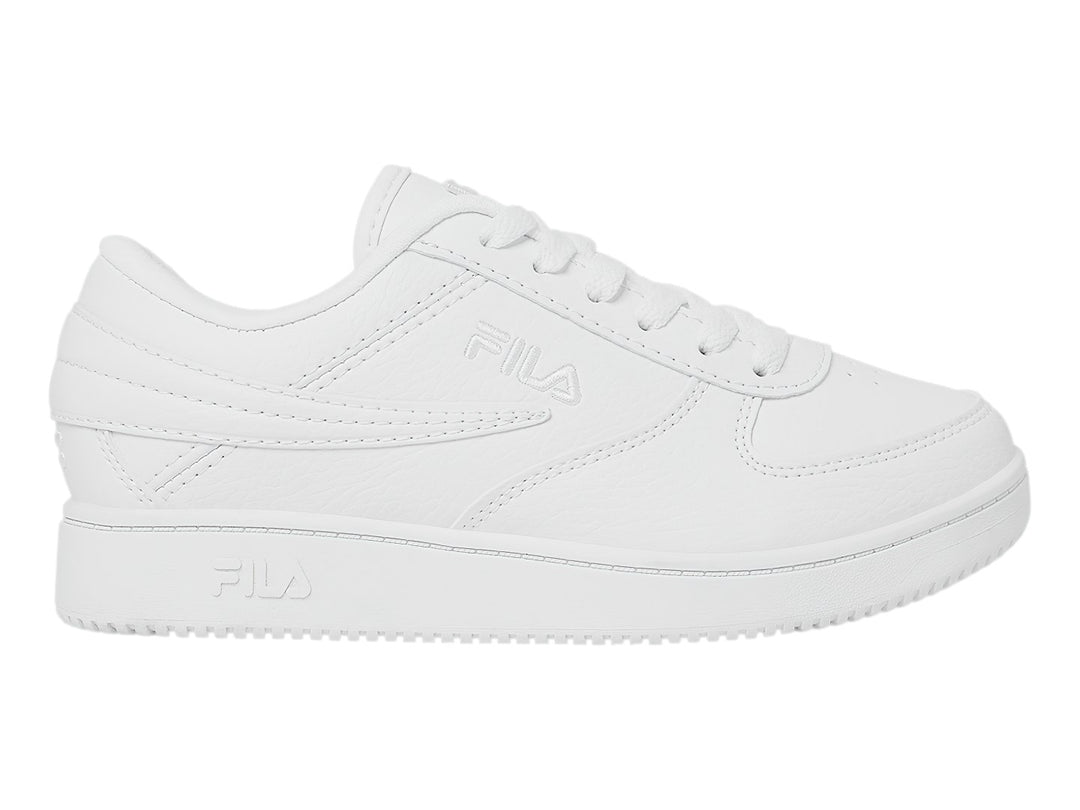 Tenis FILA blancos de corte bajo para niños con agujetas y suela blanca.