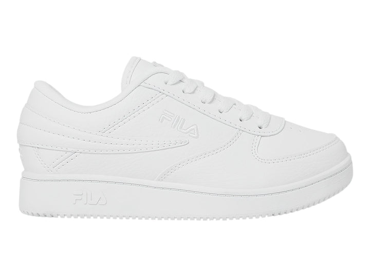 Tenis FILA blancos de corte bajo para niños con agujetas y suela blanca.
