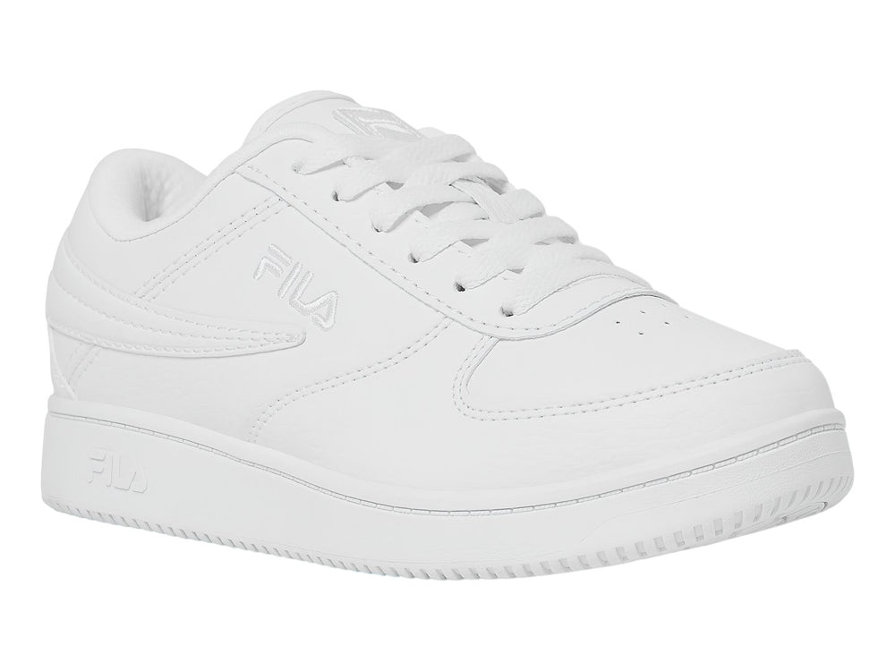 Tenis FILA blancos de corte bajo para niños con agujetas y suela blanca.