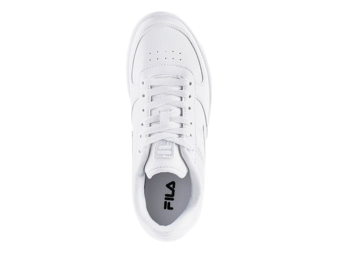 Tenis FILA blancos de corte bajo para niños con agujetas y suela blanca.