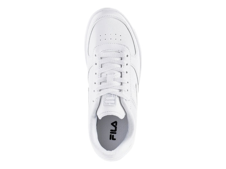 Tenis FILA blancos de corte bajo para niños con agujetas y suela blanca.