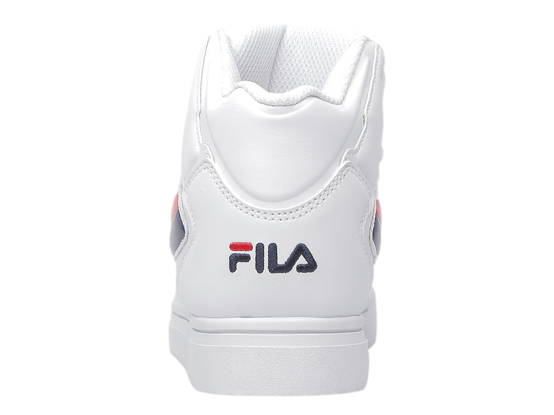 Tenis deportivos FILA para niño en color blanco con detalles laterales en rojo y azul marino.
