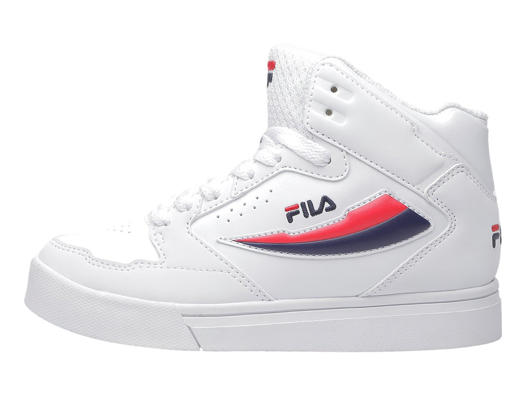 Tenis deportivos FILA para niño en color blanco con detalles laterales en rojo y azul marino.
