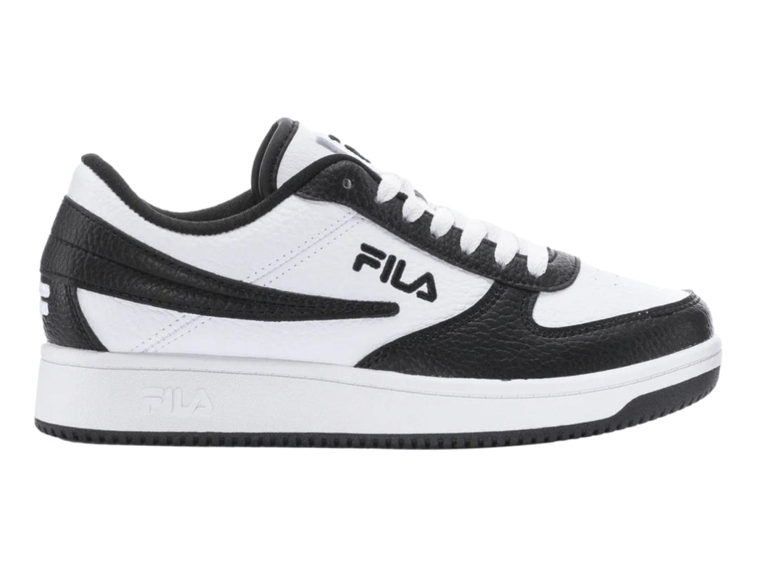 Tenis FILA de corte bajo en colores blanco y negro con suela blanca y base negra.