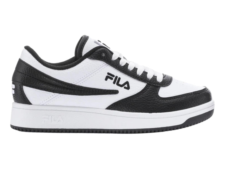 Tenis FILA de corte bajo en colores blanco y negro con suela blanca y base negra.