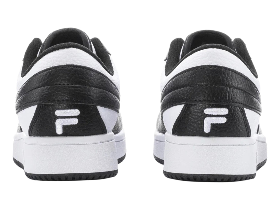 Tenis FILA de corte bajo en colores blanco y negro con suela blanca y base negra.