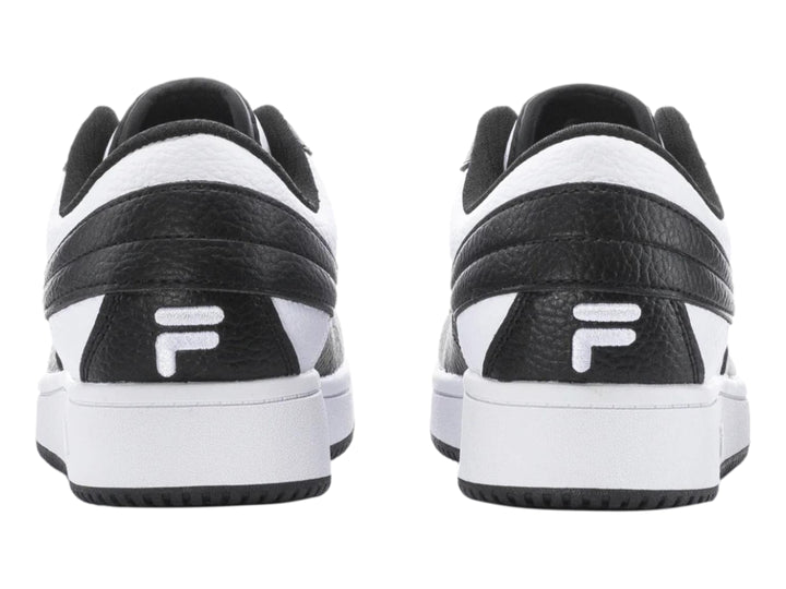 Tenis FILA de corte bajo en colores blanco y negro con suela blanca y base negra.