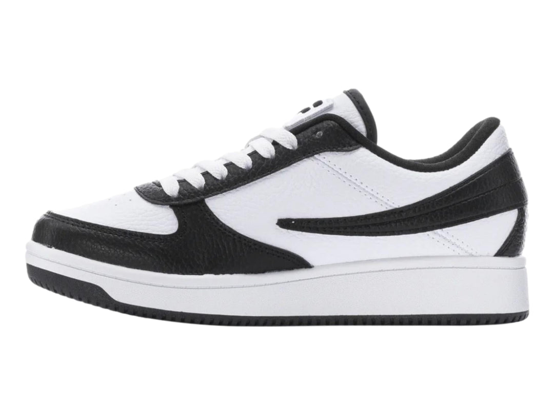 Tenis FILA de corte bajo en colores blanco y negro con suela blanca y base negra.