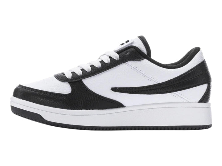 Tenis FILA de corte bajo en colores blanco y negro con suela blanca y base negra.