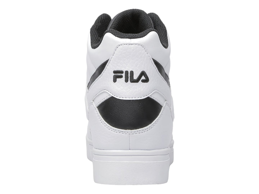 Tenis FILA de corte alto en color blanco con detalles y cordones en negro.