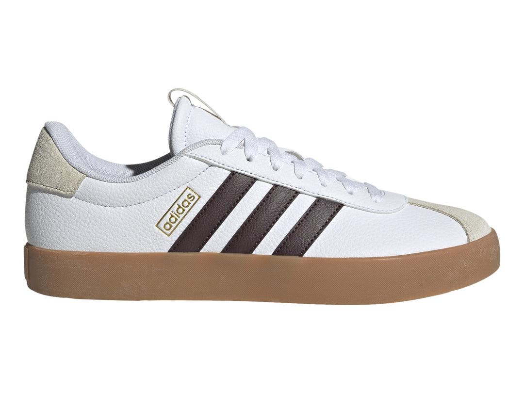 Tenis Adidas VL Court 3.0 blancos con franjas y suela marrón.