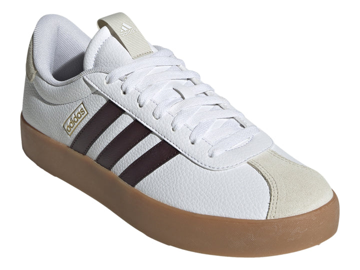 Tenis Adidas VL Court 3.0 blancos con franjas y suela marrón.