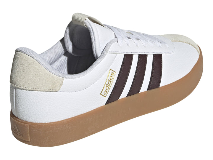 Tenis Adidas VL Court 3.0 blancos con franjas y suela marrón.