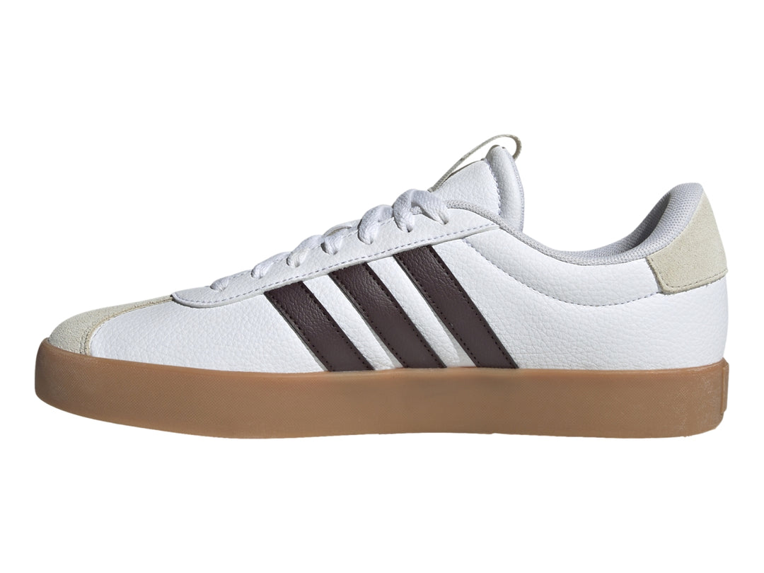 Tenis Adidas VL Court 3.0 blancos con franjas y suela marrón.