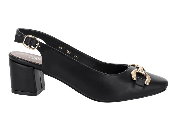 Zapato negro de tacón bloque con hebilla dorada y correa trasera.