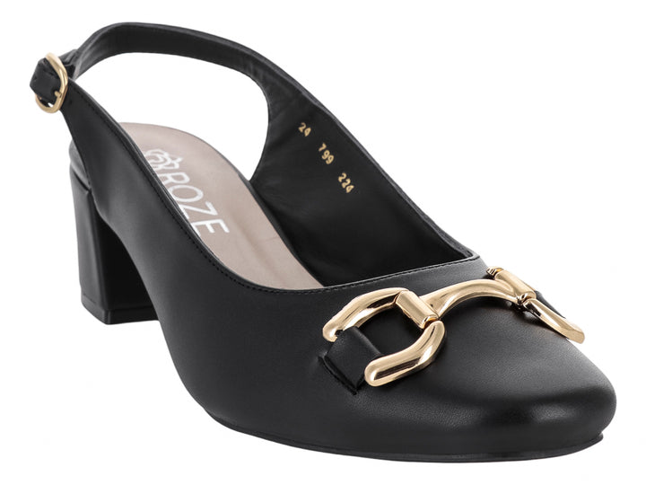 Zapato negro de tacón bloque con hebilla dorada y correa trasera.