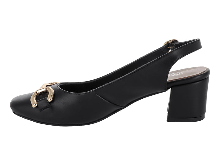 Zapato negro de tacón bloque con hebilla dorada y correa trasera.