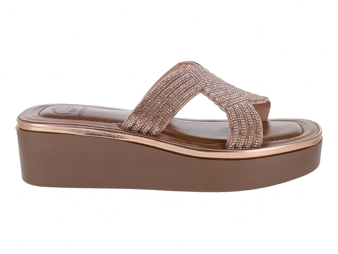 Sandalias de plataforma color oro rosado con tira superior brillante y cruzada.