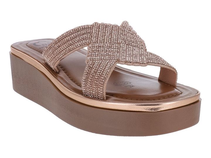 Sandalias de plataforma color oro rosado con tira superior brillante y cruzada.
