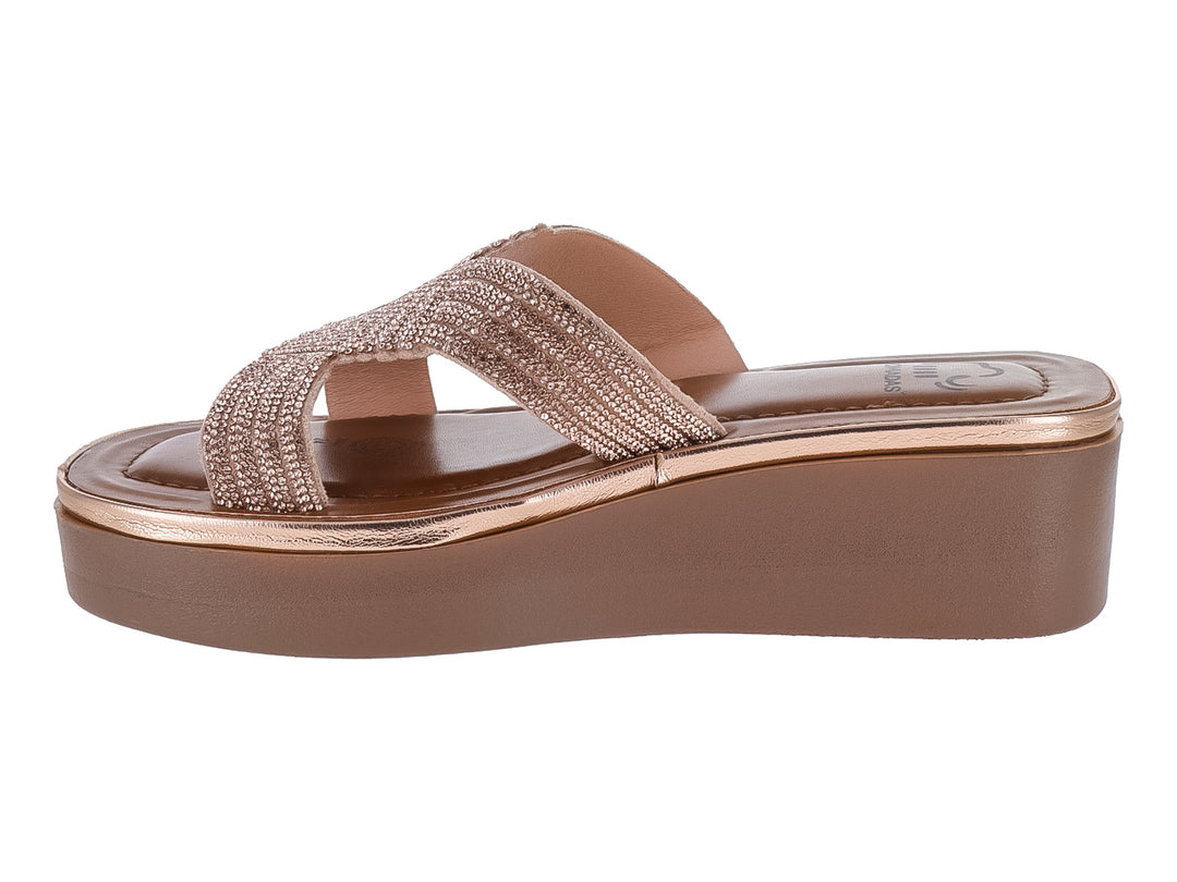 Sandalias de plataforma color oro rosado con tira superior brillante y cruzada.