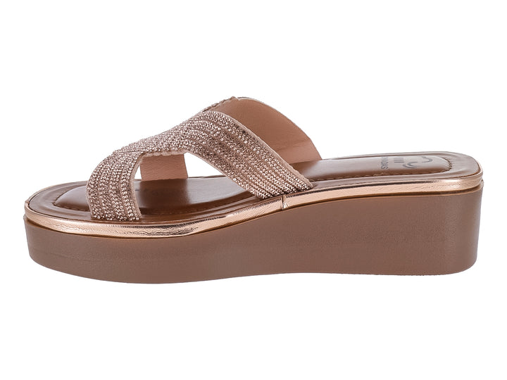 Sandalias de plataforma color oro rosado con tira superior brillante y cruzada.