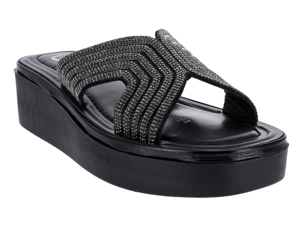 Sandalia de plataforma negra con correa frontal decorada con detalles brillantes.