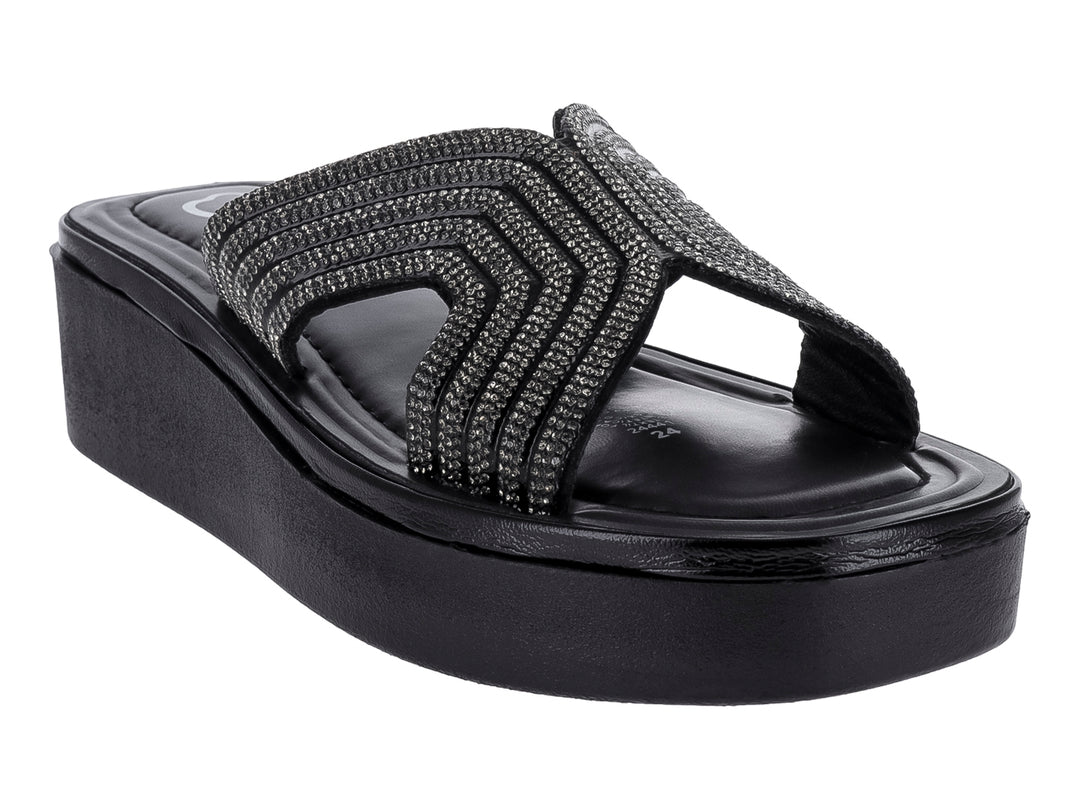 Sandalia de plataforma negra con correa frontal decorada con detalles brillantes.