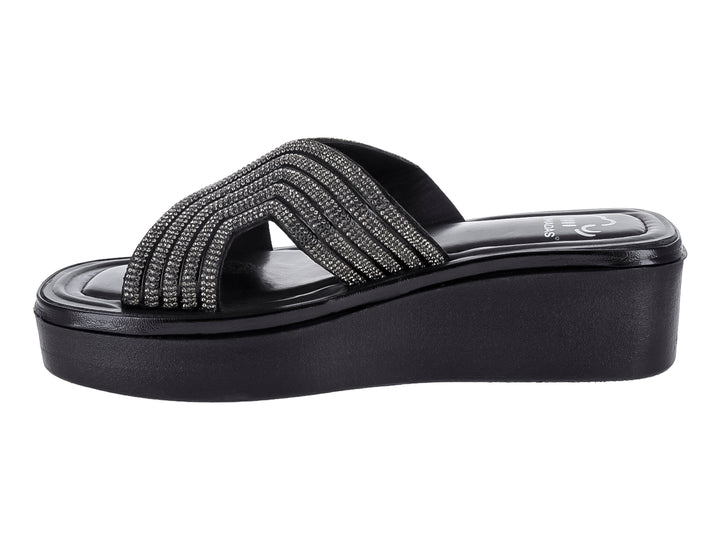 Sandalia de plataforma negra con correa frontal decorada con detalles brillantes.