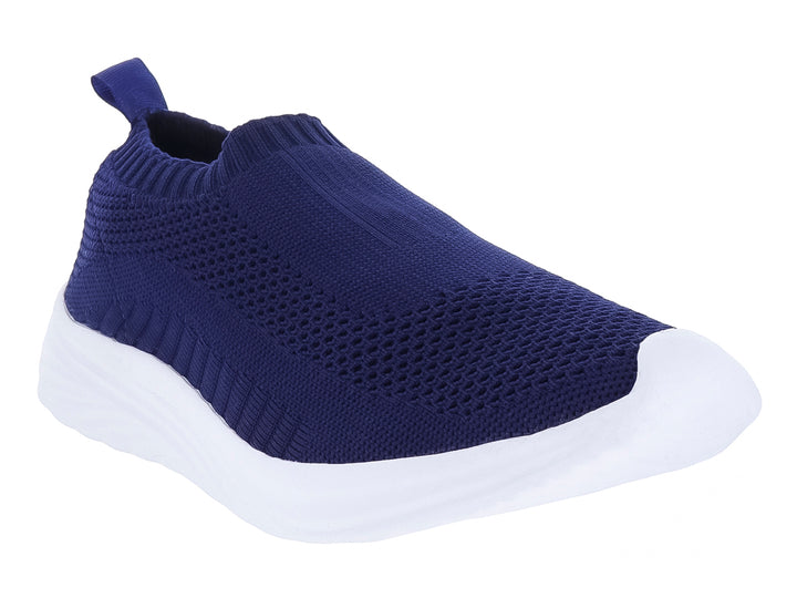 Zapato deportivo slip-on de color azul marino con suela blanca gruesa y material textil tejido.