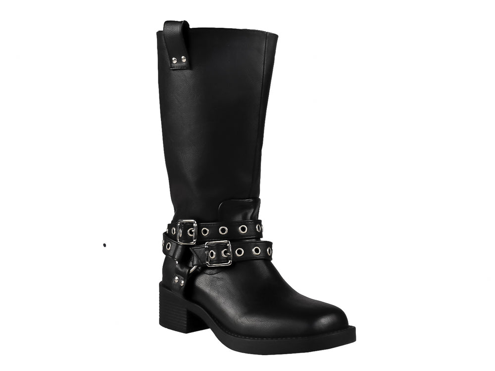Bota alta negra con correas y hebillas plateadas, tacón bajo y suela gruesa.