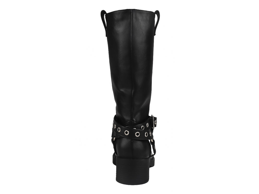 Bota alta negra con correas y hebillas plateadas, tacón bajo y suela gruesa.