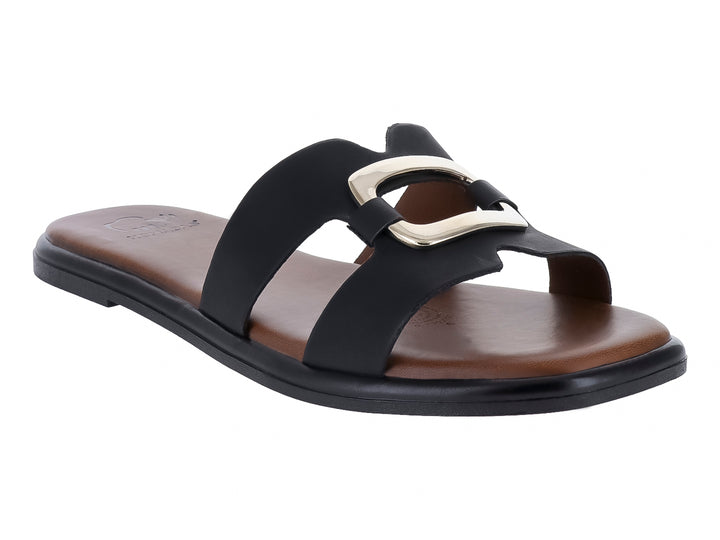 Sandalia plana color negro con hebilla dorada y plantilla marrón.