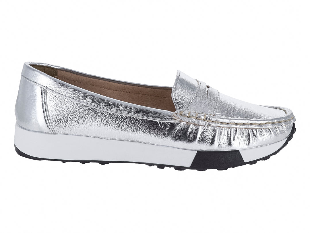 Zapato tipo mocasín color plata metálico con suela blanca y negra.