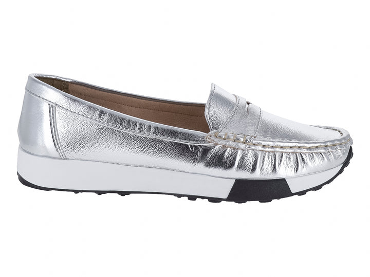 Zapato tipo mocasín color plata metálico con suela blanca y negra.