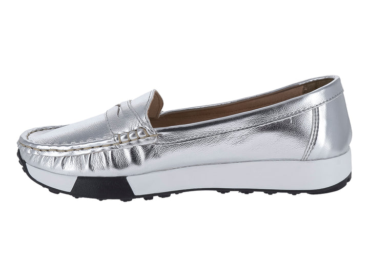 Zapato tipo mocasín color plata metálico con suela blanca y negra.