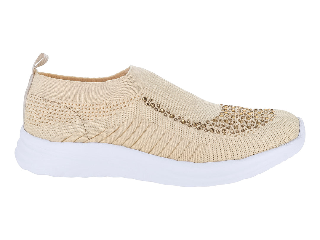 Tenis deportivos Nomadas color beige hueso con detalles brillantes en la parte frontal y suela blanca.
