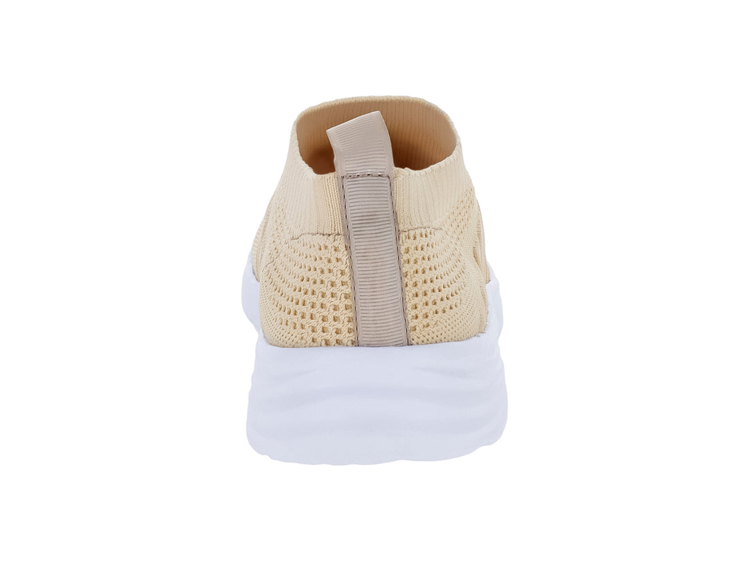 Tenis deportivos Nomadas color beige hueso con detalles brillantes en la parte frontal y suela blanca.